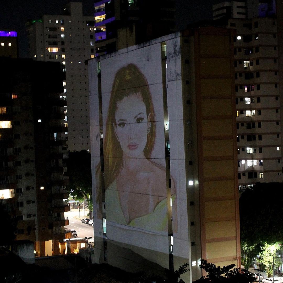 Foto de JULIETTE é Projetada na Fachada de Prédio em Belém do Pará