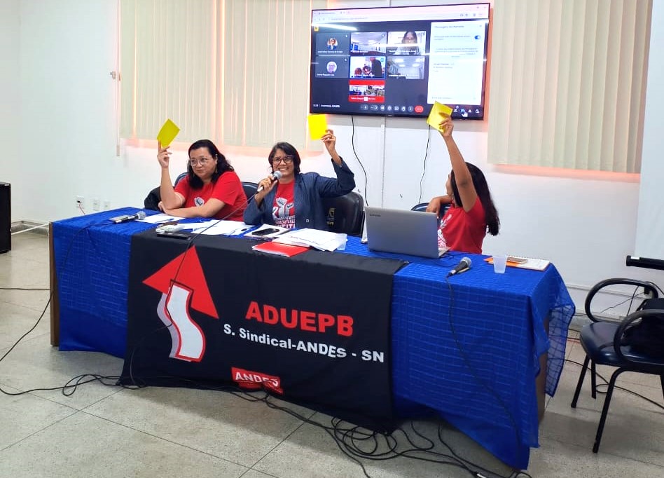 PROFESSORAS/ES DA UEPB APROVAM INDICATIVO DE GREVE COM PARA O DIA 19 DE JUNHO