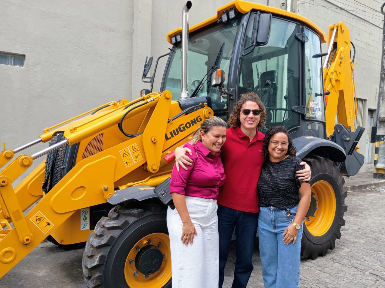 Veneziano entrega mais uma máquina agrícola para beneficiar moradores de Aparecida, em parceria com a Codevasf