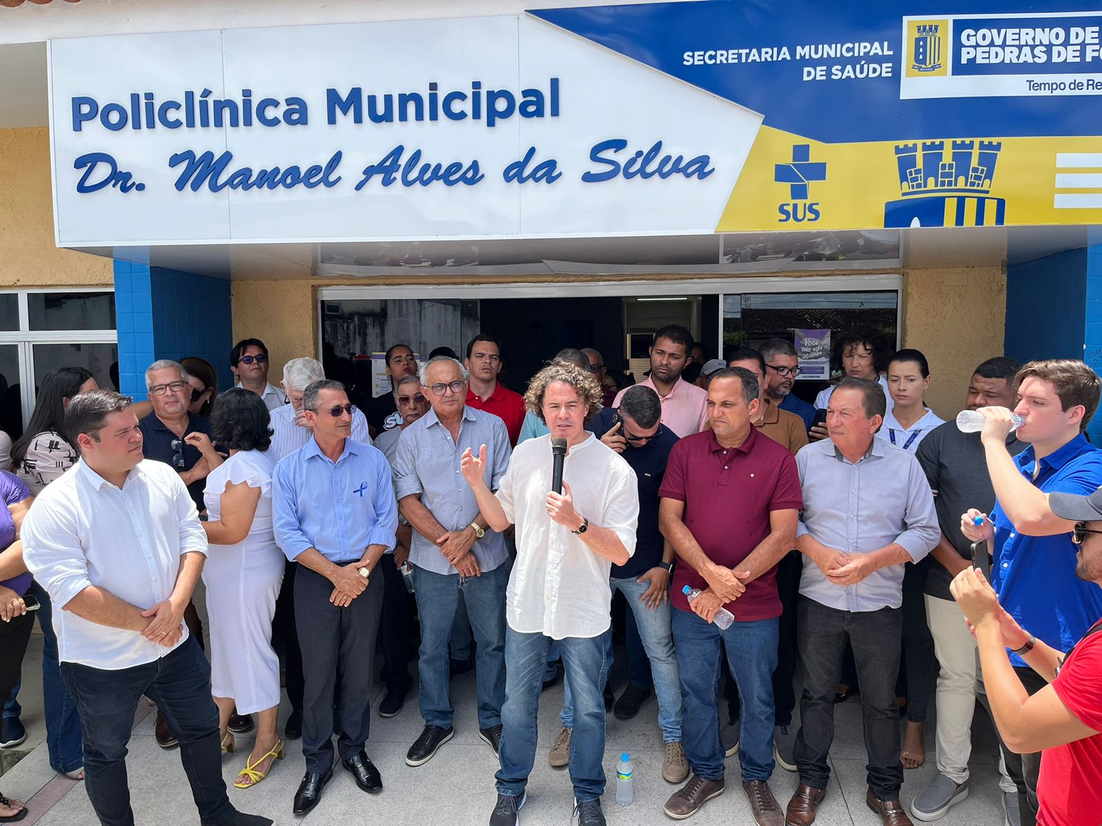 Veneziano entrega sete ambulâncias em Pedras de Fogo e prefeito agradece: “não poderíamos manter a saúde se não fosse o Senador”