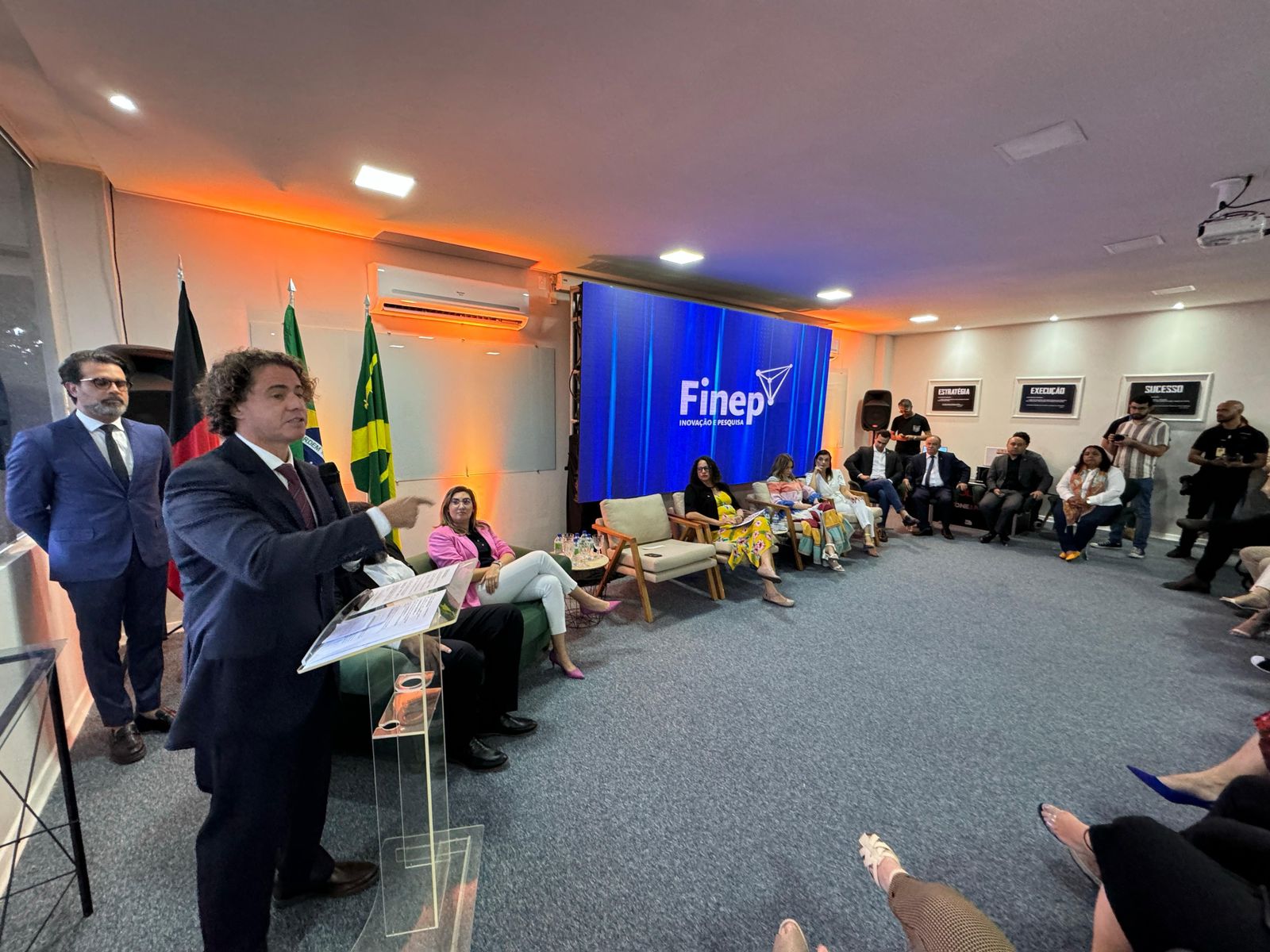 ​Veneziano recebe Ministra da Ciência, Tecnologia e Inovação e assegura R$ 13 milhões junto à Finep para a reestruturação do PaqTcPB