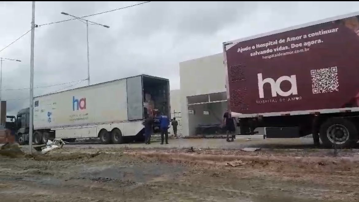 Veneziano registra chegada das carretas com equipamentos para instalação do Hospital de Amor em Campina Grande: “momento histórico”