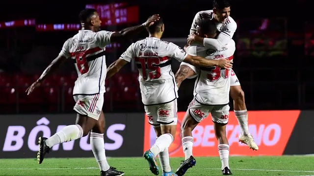 A festa continua! São Paulo vence Coritiba e reage no Brasileiro após título