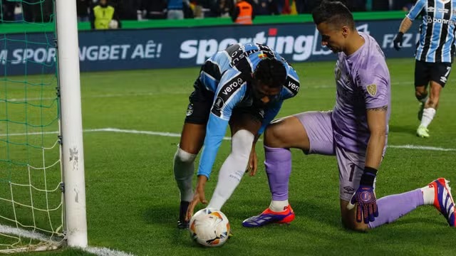 Com 2 de Reinaldo, Grêmio vira contra o Fluminense e sai em vantagem nas oitavas de final da Libertadores