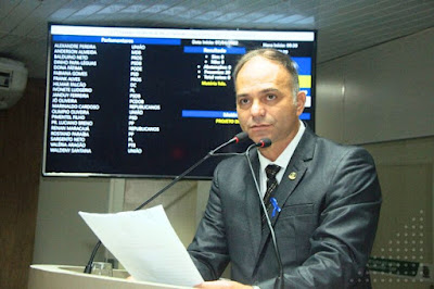 Vereador campinense Bruno Faustino, usa a Tribuna da Câmara, e lamenta atitude da empresa que recolheu crachá de jornalista campinense.