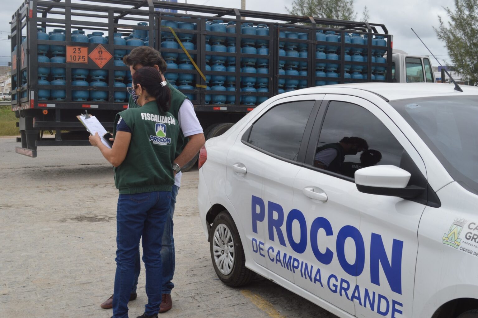 Gás de cozinha pode ser adquirido por R$ 89,00 e o garrafão de água mineral a R$ 5,00 em Campina Grande, aponta Procon Municipal