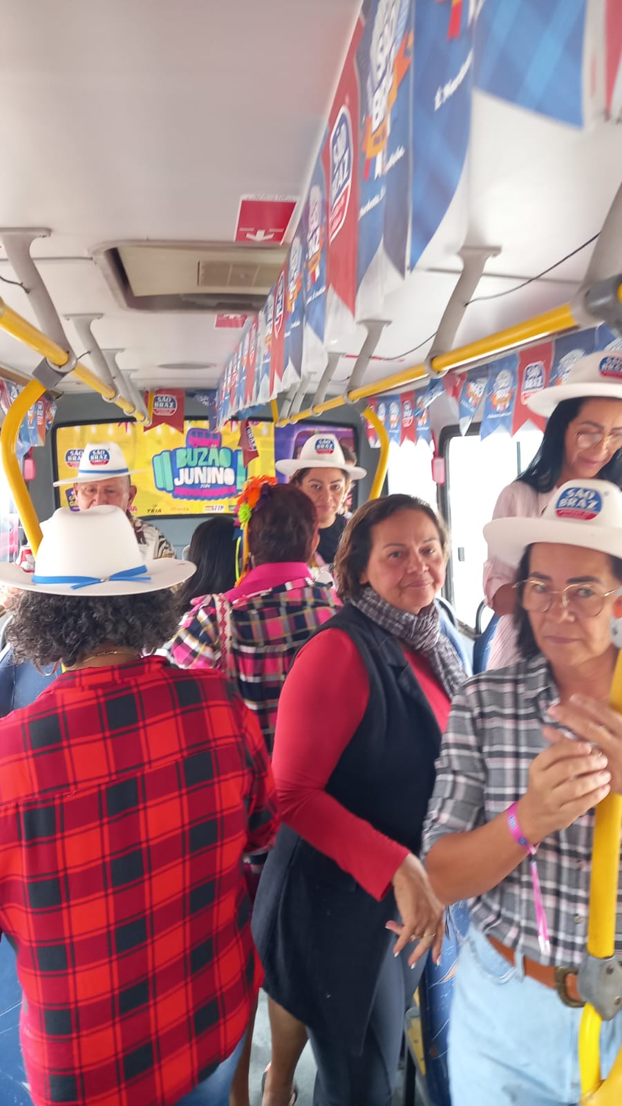 ​Destaque na midia nacional “Buzão Junino" prossegue com viagens neste final de semana pra o São João de Galante, que terá shows de Tom Oliveira, Capilé e Sirano e Sirino