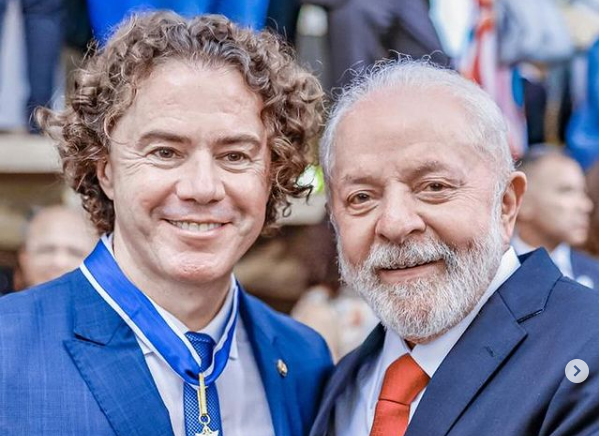 Lula entrega ao Senador Veneziano a mais alta condecoração da Presidência da República