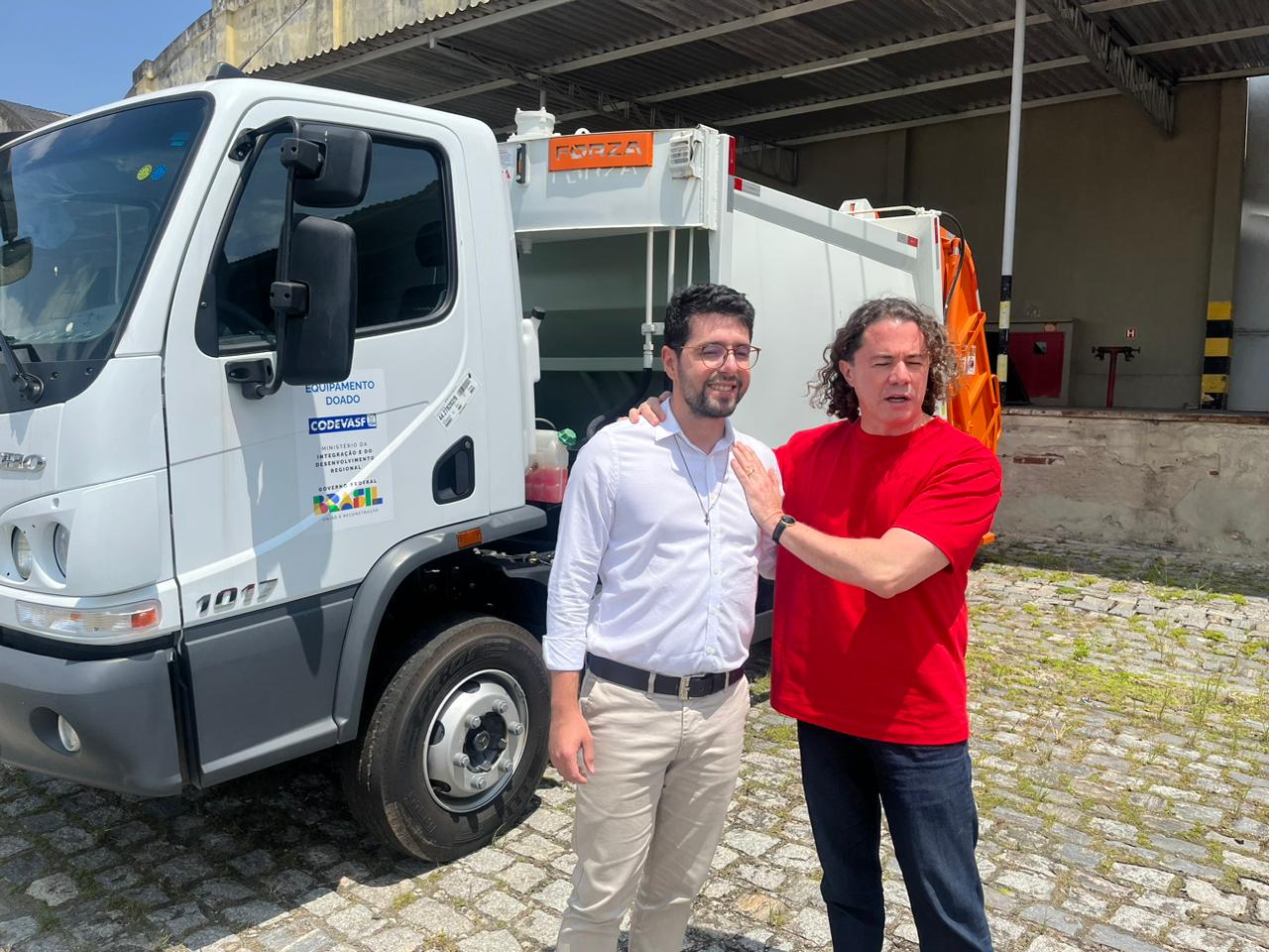 ​Veneziano beneficia Uiraúna, Riacho dos Cavalos e Riachão com caminhão compactador e retroescavadeiras, em parceria com a Codevasf