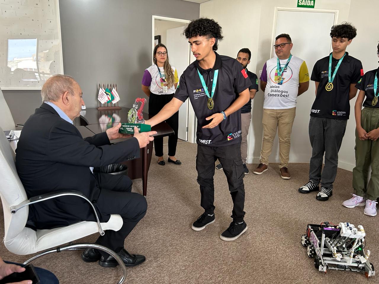 ​Presidente da FIEPB recebe alunos da Escola SESI premiados em Festival Nacional de Robótica