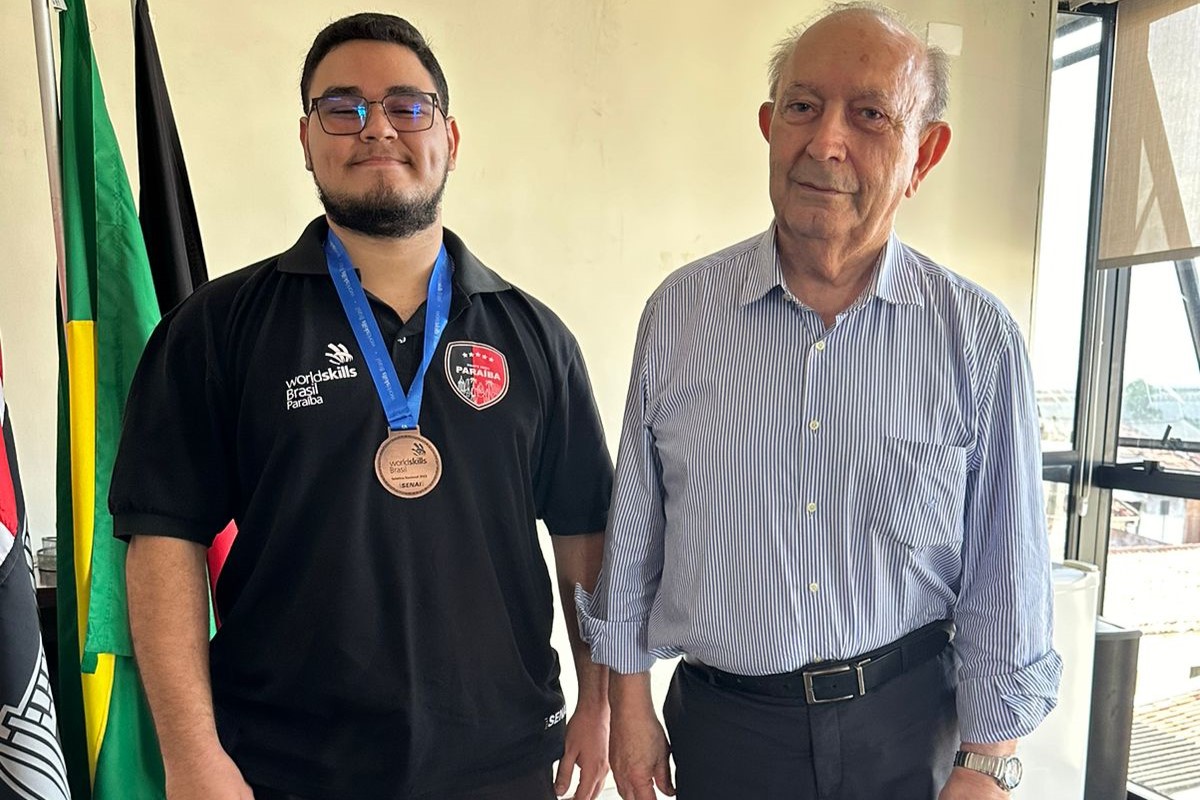 ​Presidente da FIEPB, Francisco Gadelha entrega medalha a aluno do SENAI premiado em 1º lugar em competição internacional