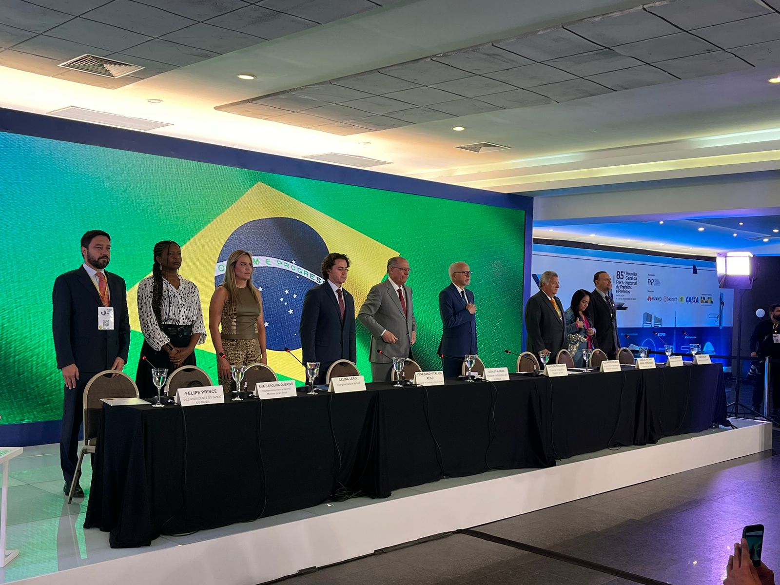 ​Presidentes em exercício da República e do Senado, Alckmin e Veneziano abrem a 85ª Reunião Geral da Frente Nacional de Prefeitas e Prefeitos, em Brasília