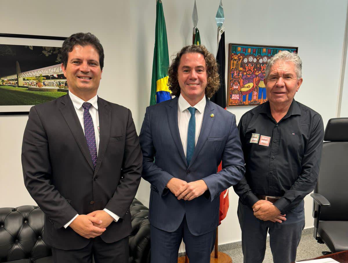 Em Brasília, secretário de Planejamento se reúne com o senador Veneziano e consegue apoio para projeto de novas casas populares para Campina Grande